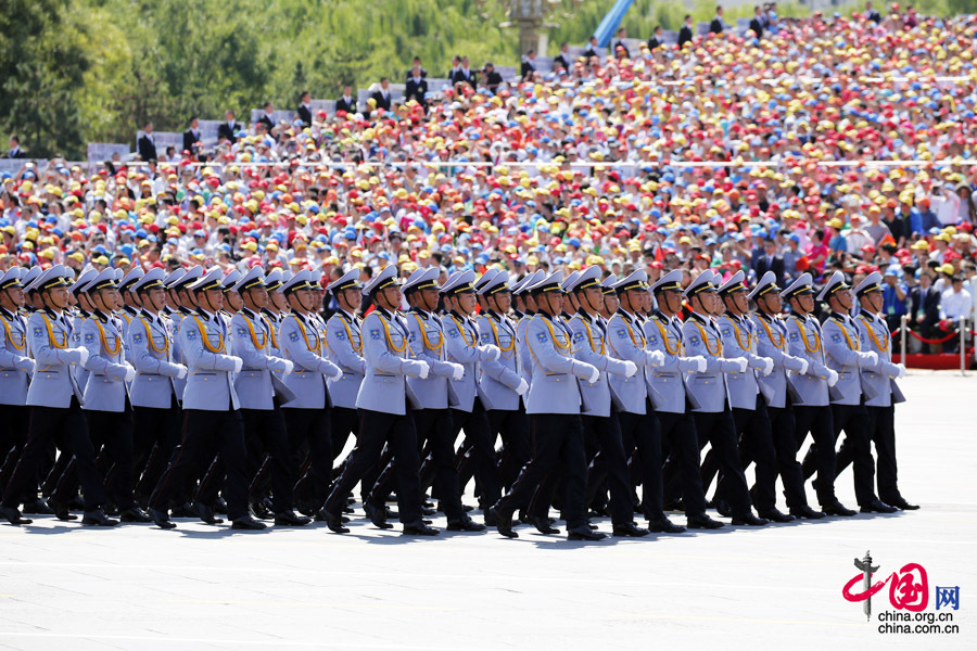  9月3日，中國人民抗日戰(zhàn)爭暨世界反法西斯戰(zhàn)爭勝利70周年紀(jì)念大會在北京隆重舉行，有11個國家派方隊、6個國家派代表隊來華參加閱兵。圖為蒙古國武裝力量方隊通過天安門廣場。中國網(wǎng)記者 楊佳攝