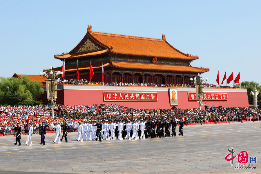  9月3日，中國人民抗日戰(zhàn)爭暨世界反法西斯戰(zhàn)爭勝利70周年紀(jì)念大會在北京隆重舉行，有11個國家派方隊(duì)、6個國家派代表隊(duì)來華參加閱兵。圖為墨西哥武裝力量方隊(duì)通過天安門廣場。中國網(wǎng)記者 董寧攝