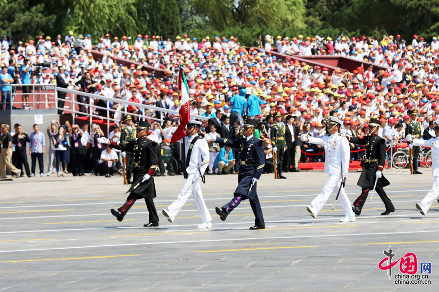 9月3日，中國人民抗日戰(zhàn)爭(zhēng)暨世界反法西斯戰(zhàn)爭(zhēng)勝利70周年紀(jì)念大會(huì)在北京隆重舉行，有11個(gè)國家派方隊(duì)、6個(gè)國家派代表隊(duì)來華參加閱兵。圖為墨西哥武裝力量方隊(duì)通過天安門廣場(chǎng)。中國網(wǎng)記者 董寧攝