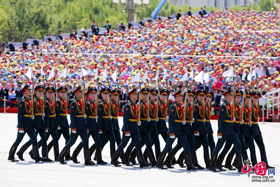  9月3日，中國人民抗日戰(zhàn)爭暨世界反法西斯戰(zhàn)爭勝利70周年紀念大會在北京隆重舉行，有11個國家派方隊、6個國家派代表隊來華參加閱兵。圖為俄羅斯聯邦武裝力量方隊通過天安門廣場。中國網記者 楊佳攝