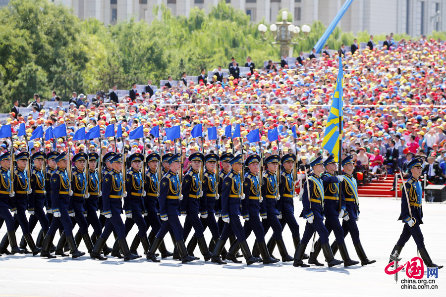 9月3日，中國人民抗日戰(zhàn)爭(zhēng)暨世界反法西斯戰(zhàn)爭(zhēng)勝利70周年紀(jì)念大會(huì)在北京隆重舉行，有11個(gè)國家派方隊(duì)、6個(gè)國家派代表隊(duì)來華參加閱兵。圖為俄羅斯聯(lián)邦武裝力量方隊(duì)通過天安門廣場(chǎng)